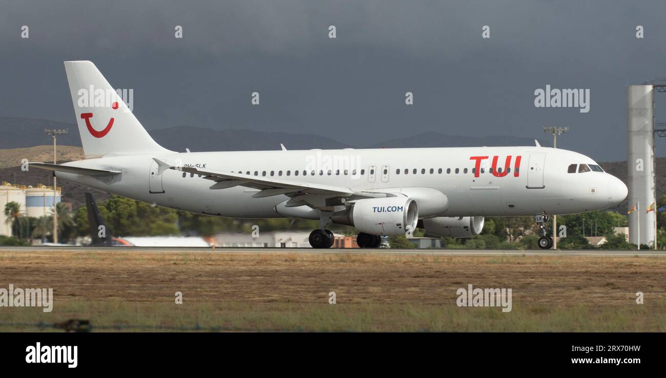 Avión de línea Airbus A320 de TUI Stock Photo