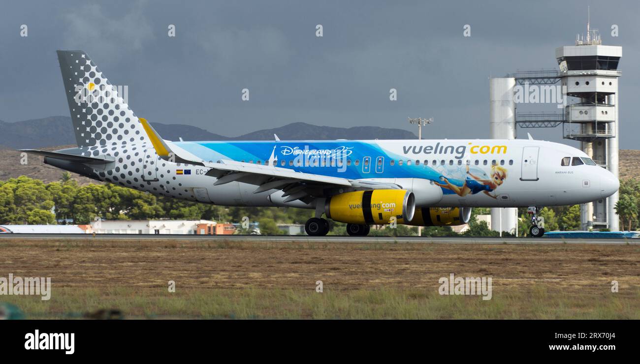 Avión de línea Airbus A320 de la aerolínea Vueling con pintura especial de Disneyland Stock Photo