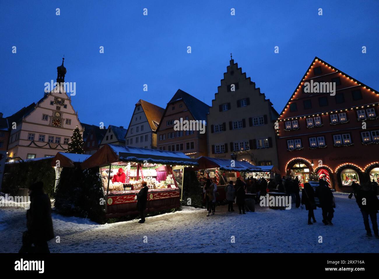 christmas-market-in-the-old-town-of-rothenburg-ob-der-tauber-germany