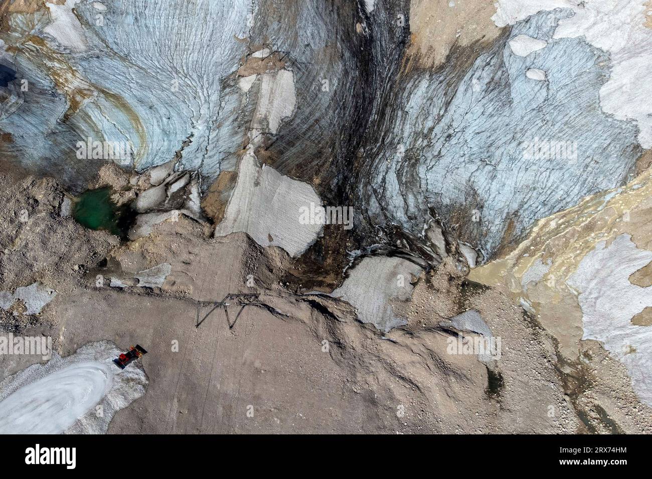 A snow snowcat prepares a toboggan run for tourists at the Schneeferner