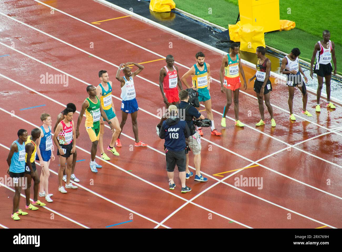 Mo Farah competing in the 5000 Metres at the London 2017 World ...
