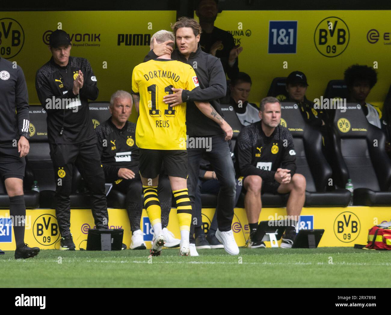 Dortmund, Germany. 23rd Sep, 2023. Soccer: Bundesliga, Borussia Dortmund - VfL Wolfsburg, Matchday 5, Signal Iduna Park. Dortmund's Marco Reus (front) is embraced by coach Edin Terzic during his substitution. Credit: Bernd Thissen/dpa - IMPORTANT NOTE: In accordance with the requirements of the DFL Deutsche Fußball Liga and the DFB Deutscher Fußball-Bund, it is prohibited to use or have used photographs taken in the stadium and/or of the match in the form of sequence pictures and/or video-like photo series./dpa/Alamy Live News Stock Photo
