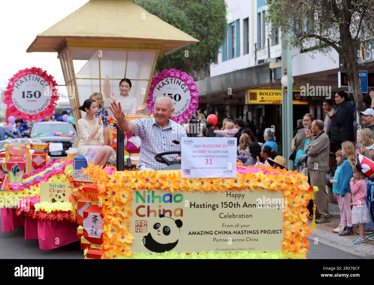 (230923) -- HASTINGS, Sept. 23, 2023 (Xinhua) -- Hastings district councilor Kevin Watkins drives a float named after Nihao China at the Hastings Blossom Parade in Hastings, New Zealand, Sept. 23, 2023. Tens of thousands of people lined up the streets in New Zealand's inner city Hastings to see the colorful floats and amazing performances for the Hastings Blossom Parade on Saturday. A total of 71 magnificent entries threaded their way through the main streets of the city, attracting a crowd of over 25,000 viewers. One of the floats was named after Nihao China, which promotes China's touri Stock Photo