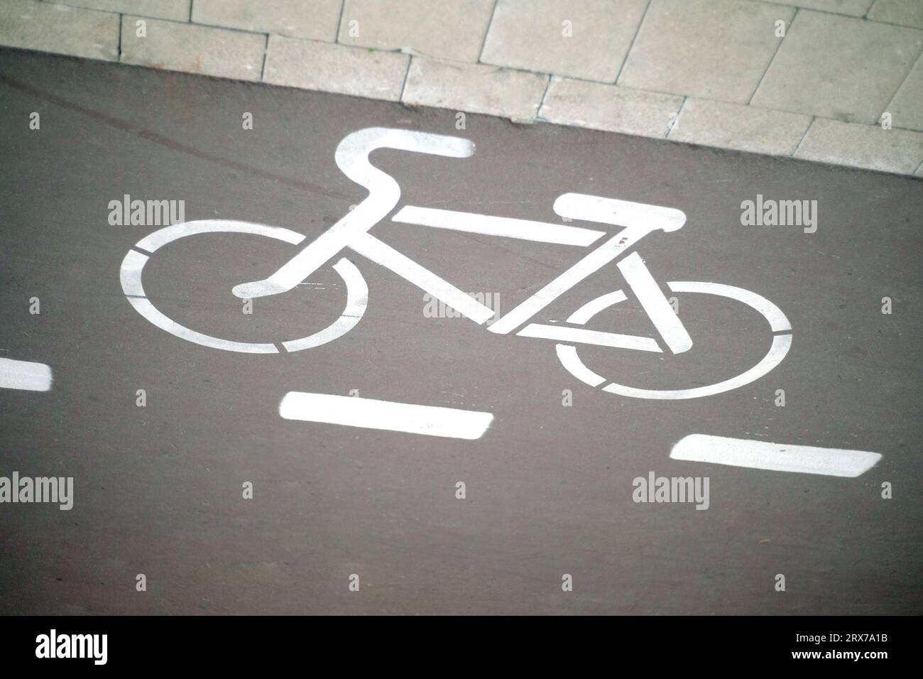 Broken white line hi res stock photography and images Alamy