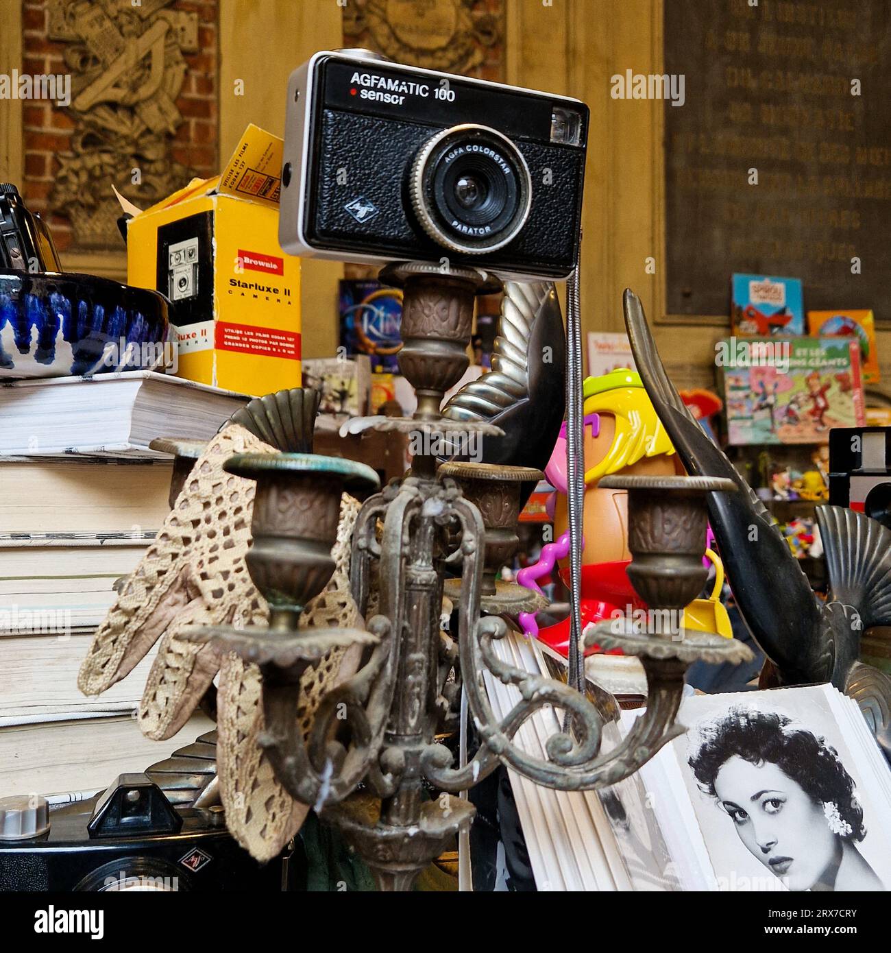 Vintage camera, second-hand market, Vieille Bourse, Lille, Nord, Hauts-de- France, France Stock Photo - Alamy
