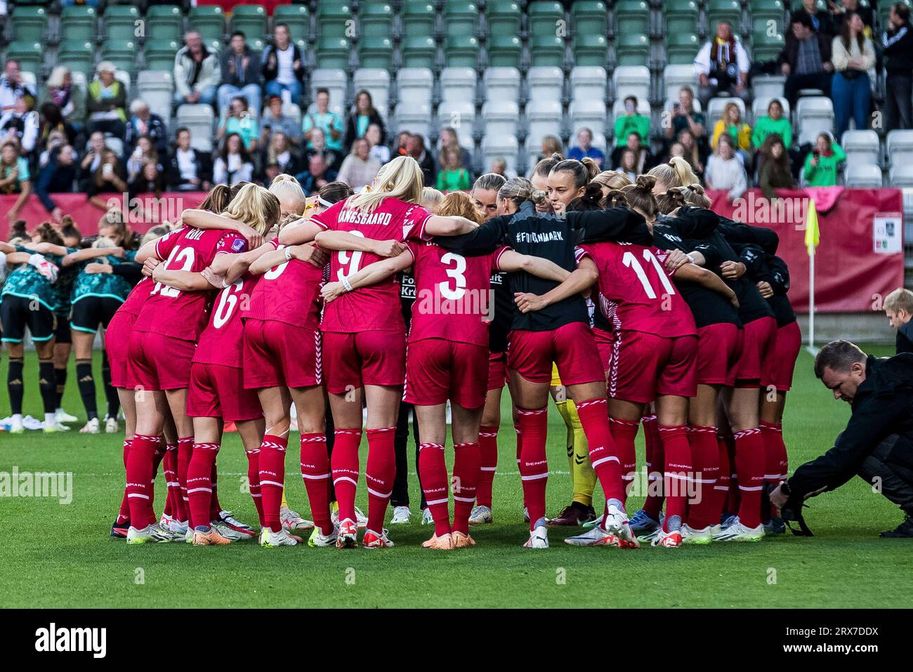 Teamkreis der Daeninnen vor Spielbeginn UEFA Women?s Nations League Daenemark Deutschland