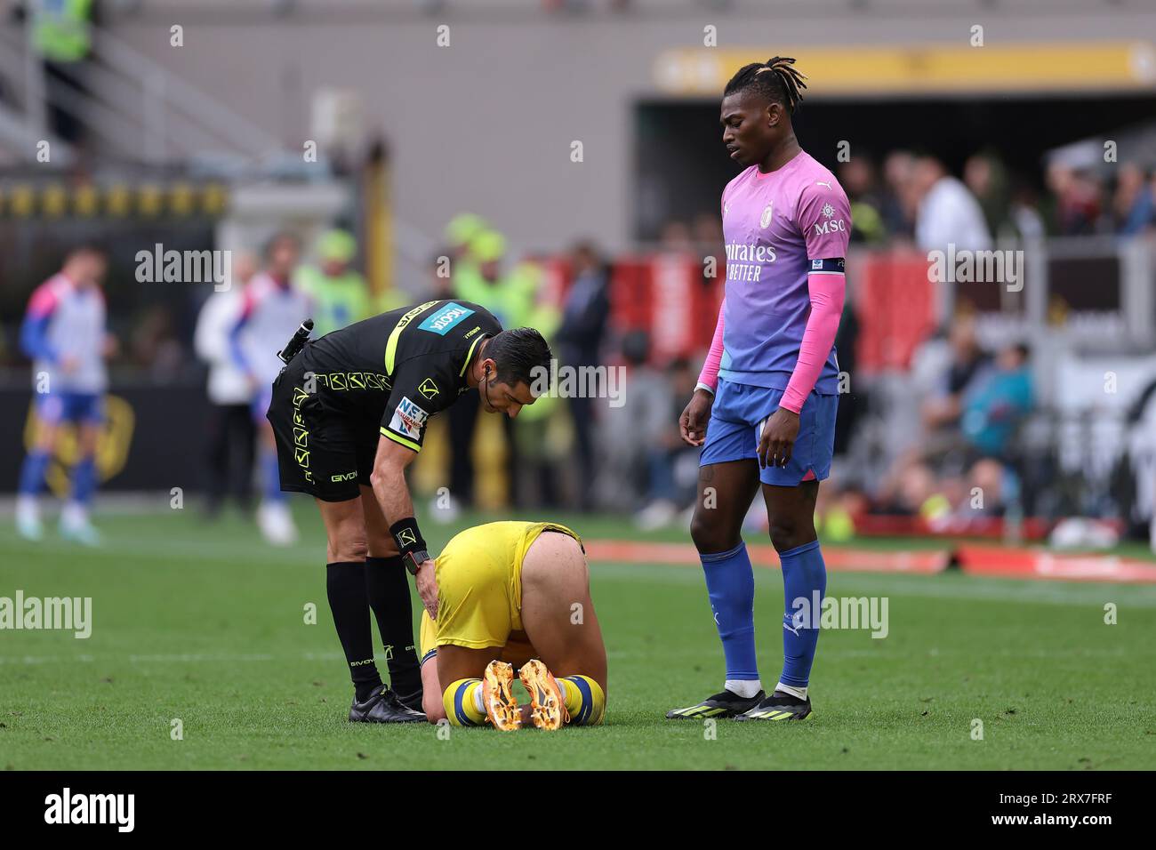 Milan, Italy. 23rd Sep, 2023. Rafael Leao of AC Milan looks on as the referee Fabio Maresca checks on Giangiacomo Magnani of Hellas Verona following a clash between the two players during the Serie A match at Giuseppe Meazza, Milan. Picture credit should read: Jonathan Moscrop/Sportimage Credit: Sportimage Ltd/Alamy Live News Stock Photo