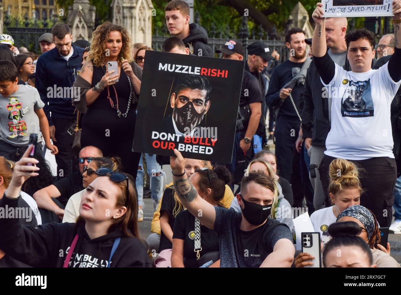 London, England, UK. 23rd Sep, 2023. A protester makes his feelings known about UK Prime Minister Rishi Sunak as dog owners and supporters march in Westminster in protest against the American Bully XL ban. The breed of dog is set to be banned in the UK following a series of attacks on people. (Credit Image: © Vuk Valcic/ZUMA Press Wire) EDITORIAL USAGE ONLY! Not for Commercial USAGE! Credit: ZUMA Press, Inc./Alamy Live News Stock Photo