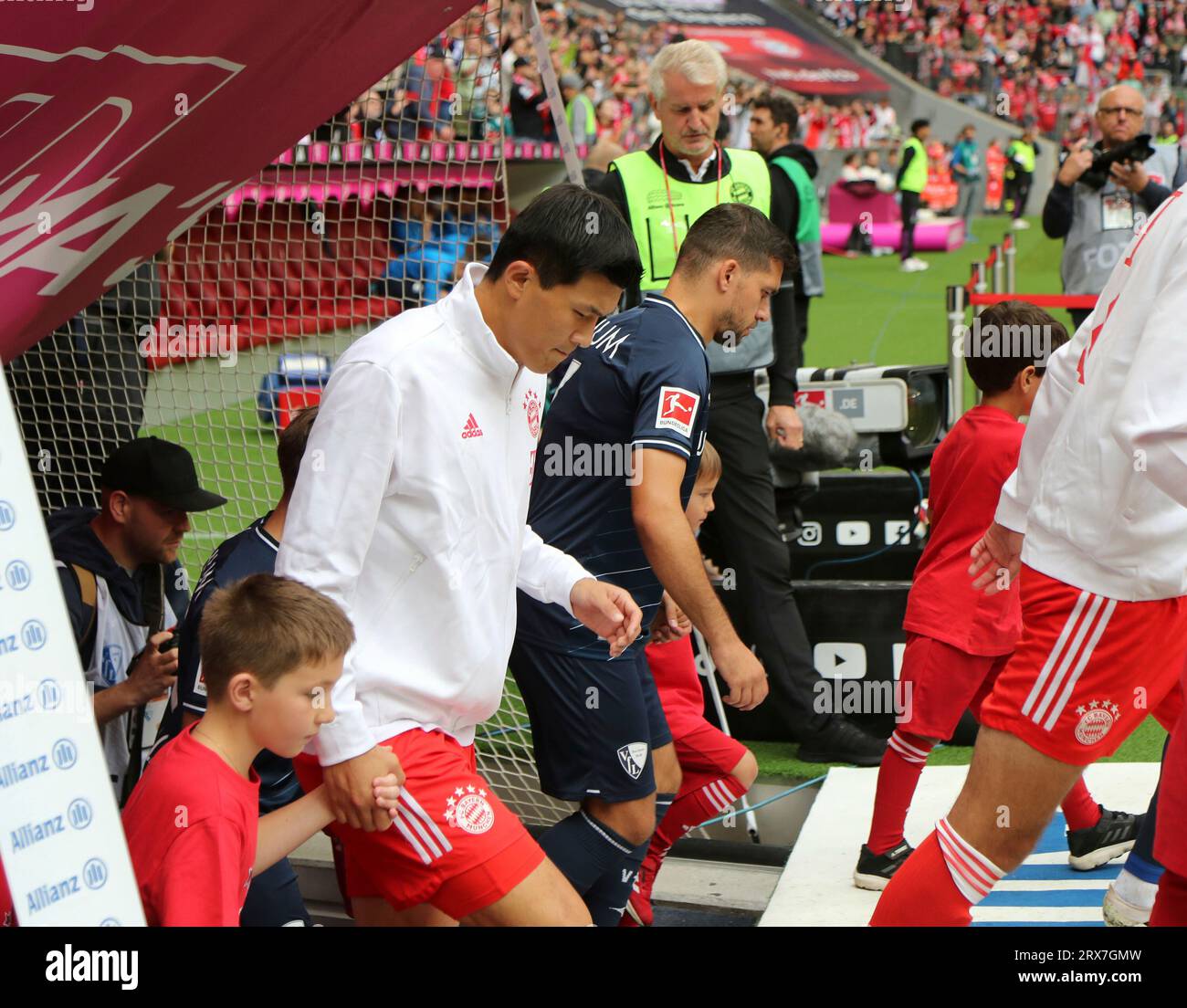 München, Deutschland 23. September 2023: Fussball, Herren, Bundesliga, Saison 2023/2024, FC Bayern München - VFL Bochum, Allianz Arena Minjae Kim, Min-jae Kim (FC Bayern München) beim Auflaufen, Einlaufen der Mannschaften aus dem Spielertunnel DFB regulations prohibit any use of photographs as image sequences and/or quasi-video Stock Photo