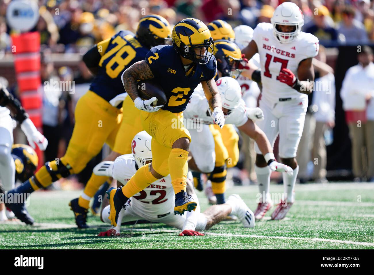 Michigan running back Blake Corum 2 runs the ball against