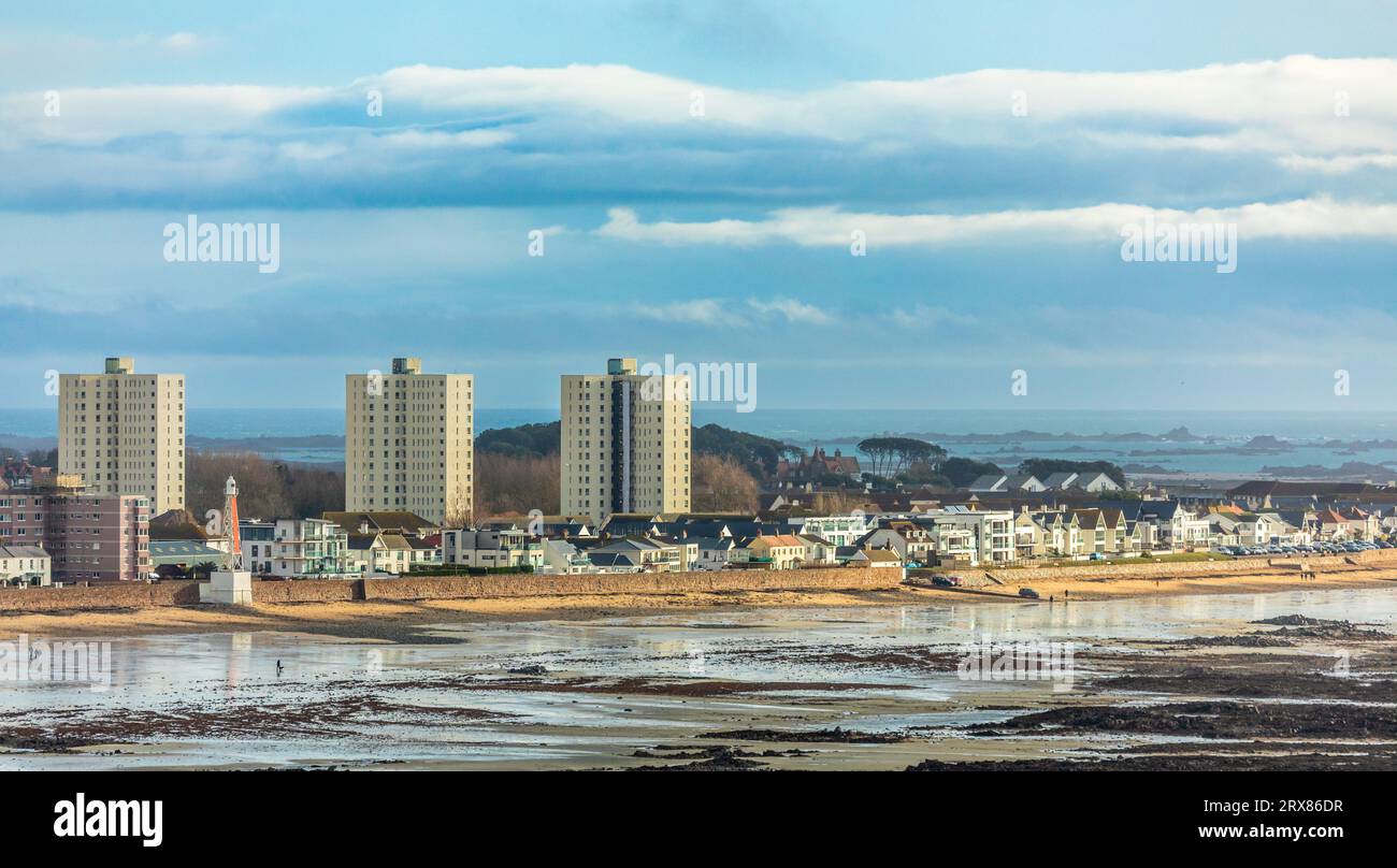 Saint Helier capital city panorama with buildings and residential houses on the La Manche seashore, in low tide, bailiwick of Jersey, Channel Islands, Stock Photo