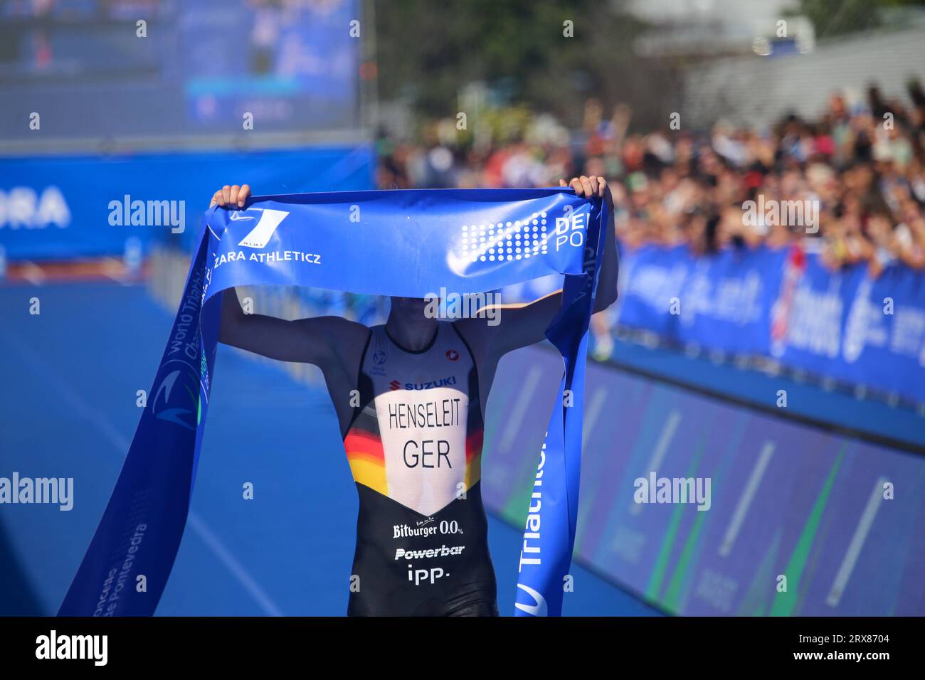 Pontevedra, Spain, September 23, 2023: German triathlete Simon Henseleit celebrates victory during the 2023 Men's U23 Triathlon World Championship, on September 23, 2023, in Pontevedra, Spain. Credit: Alberto Brevers / Alamy Live News. Stock Photo
