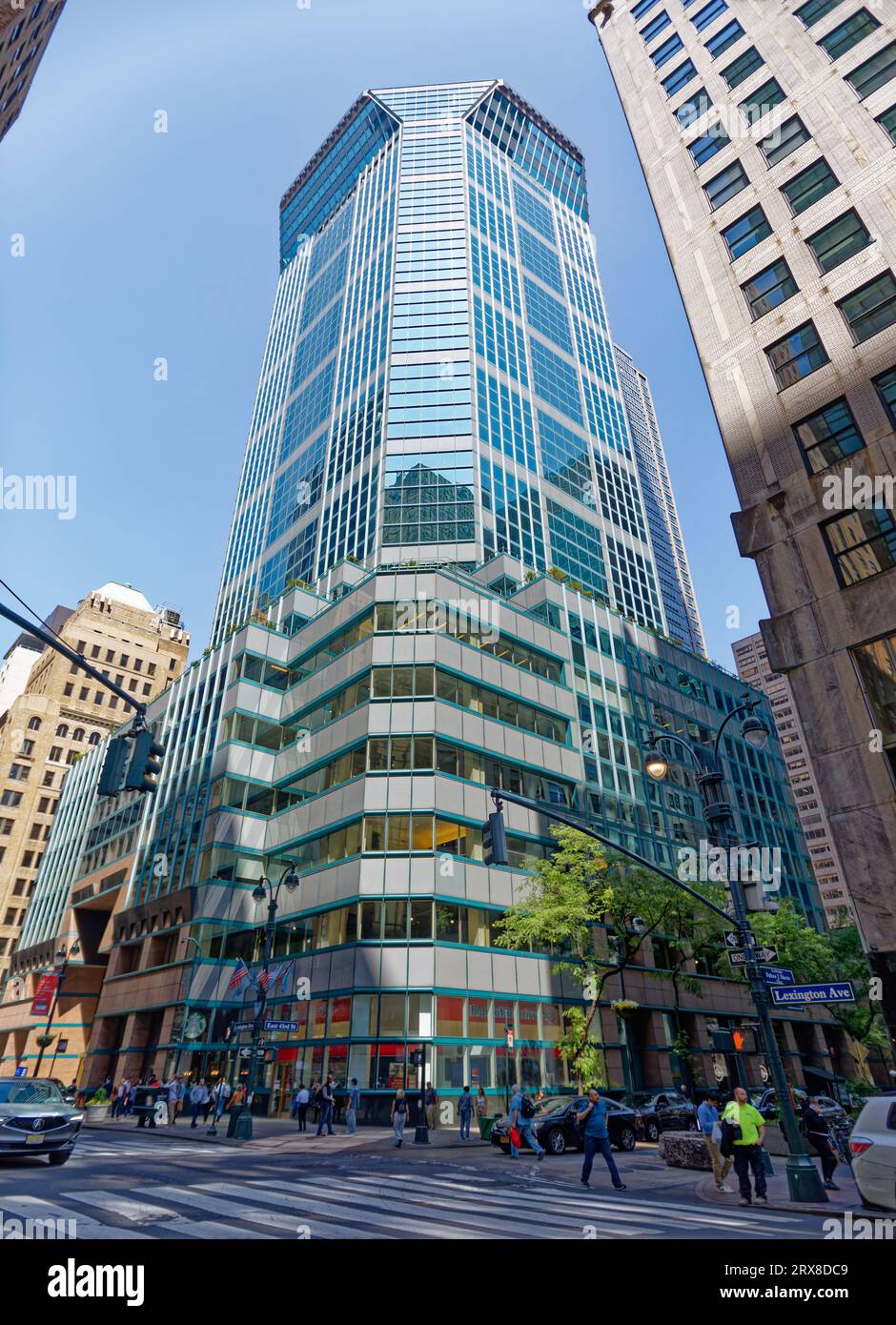 【st】 Mushroom-topped 425 Lexington Avenue, between East 43rd and East