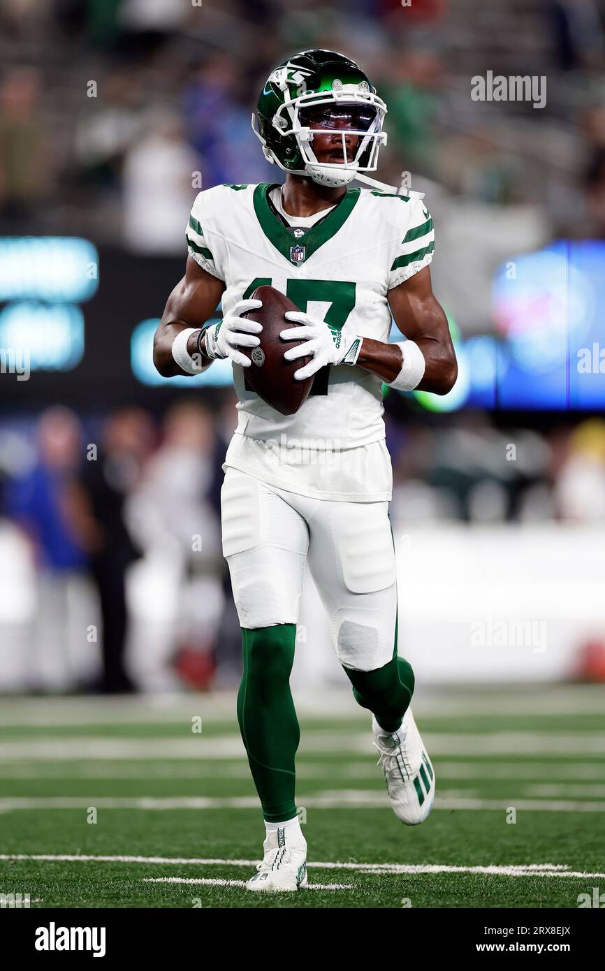 EAST RUTHERFORD, NJ - NOVEMBER 06: New York Jets wide receiver Garrett  Wilson (17) during the National Football League game between the New York  Jets and Buffalo Bills on November 6, 2022