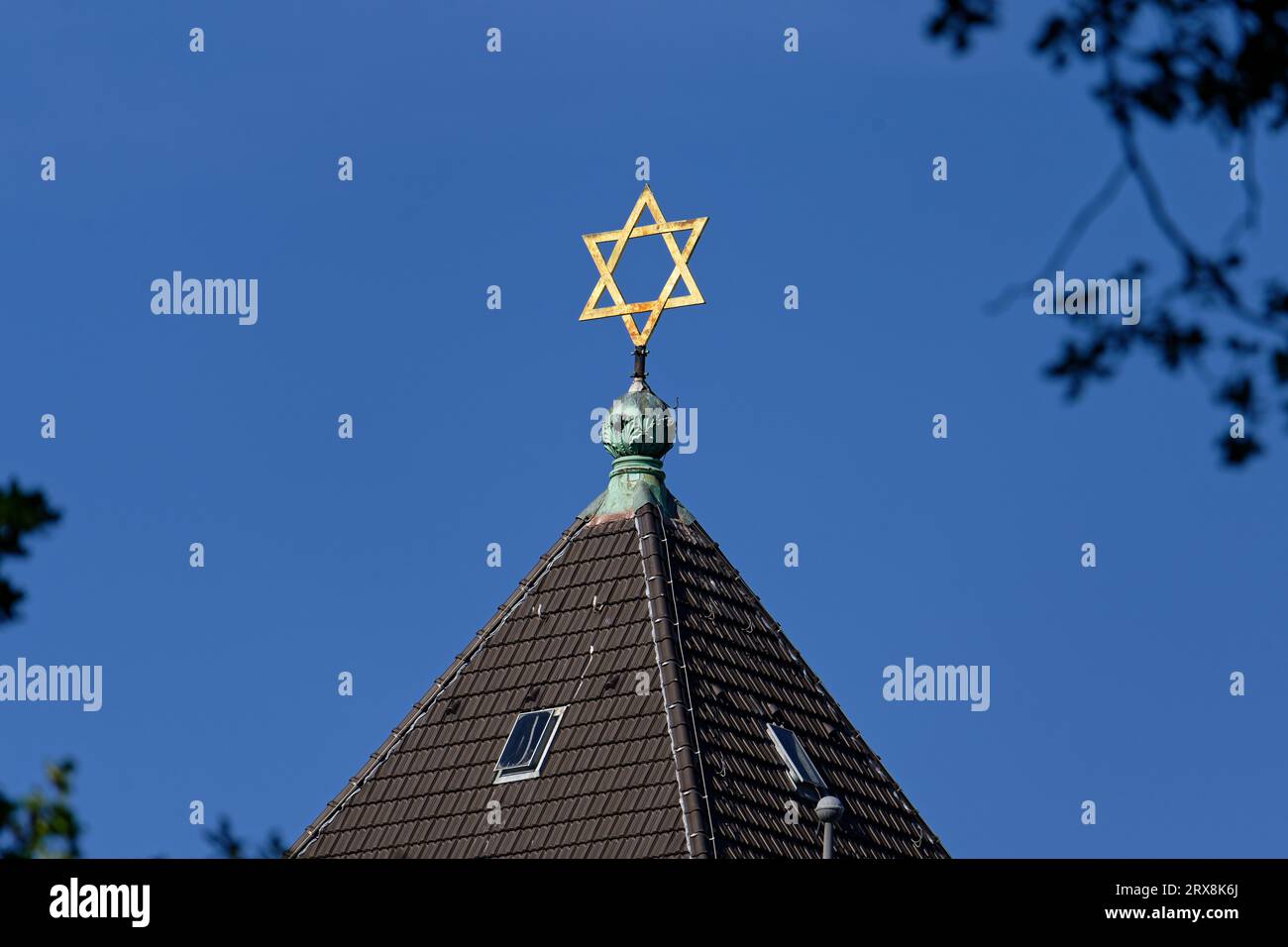 roof with star of david of the cologne synagogue at rathenauplatz Stock Photo