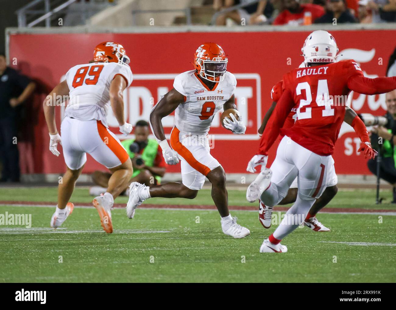 HOUSTON, TX - SEPTEMBER 23: Sam Houston State Bearkats running back John  Gentry (9) carries the ball in the third quarter during the college football  game between the Sam Houston State Bearkats, image size:1300x1018