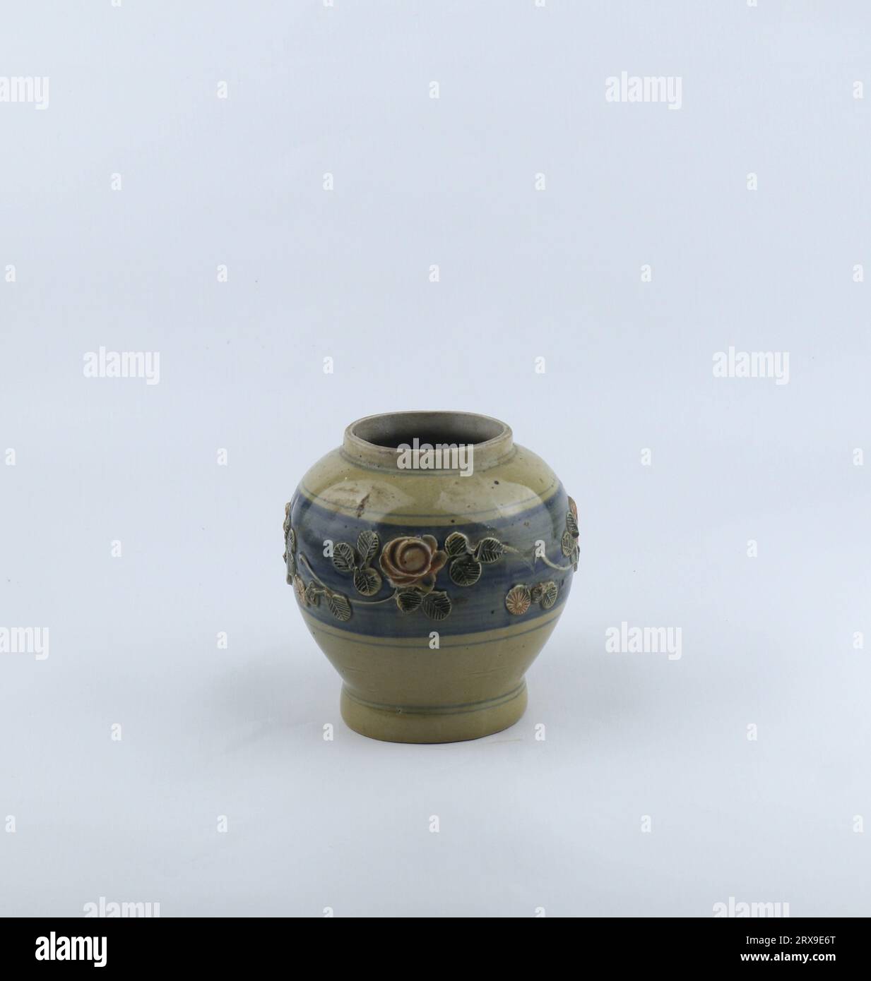 Ancient chinese vase isolated hi-res stock photography and images - Alamy