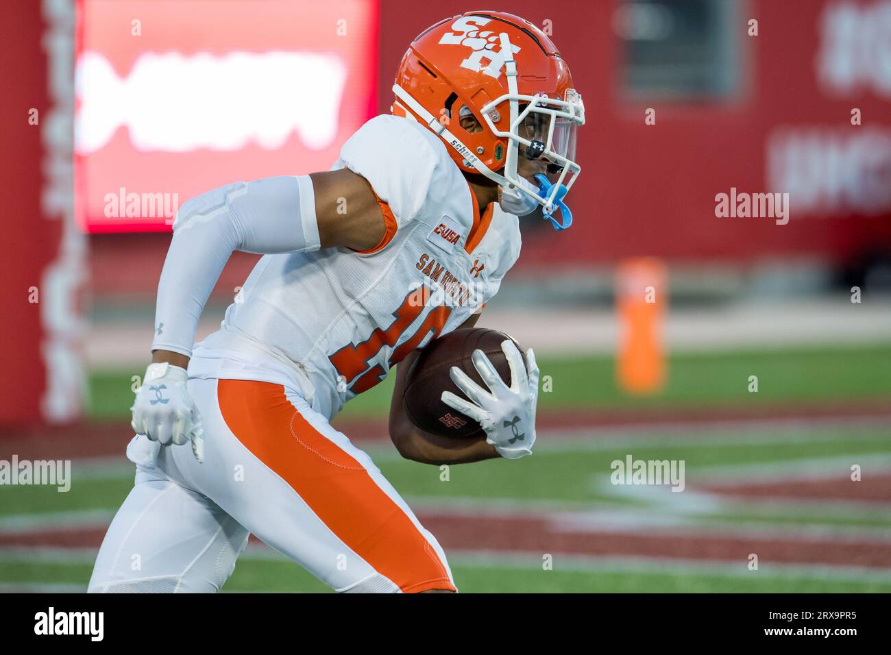 Houston, TX, USA. 23rd Sep, 2023. Sam Houston State Bearkats wide receiver Malik Phillips (19) returns a kick during a game between the Sam Houston State Bearkats and the Houston Cougars in Houston, TX. Trask Smith/CSM (Credit Image: © Trask Smith/Cal Sport Media). Credit: csm/Alamy Live News Credit: Cal Sport Media/Alamy Live News Stock Photo