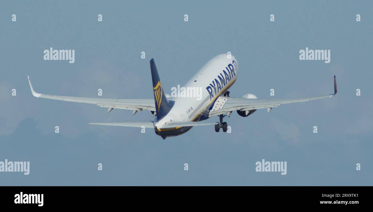 Avión de línea Boeing 737 de la aerolínea de bajo coste Ryanair despegando Stock Photo