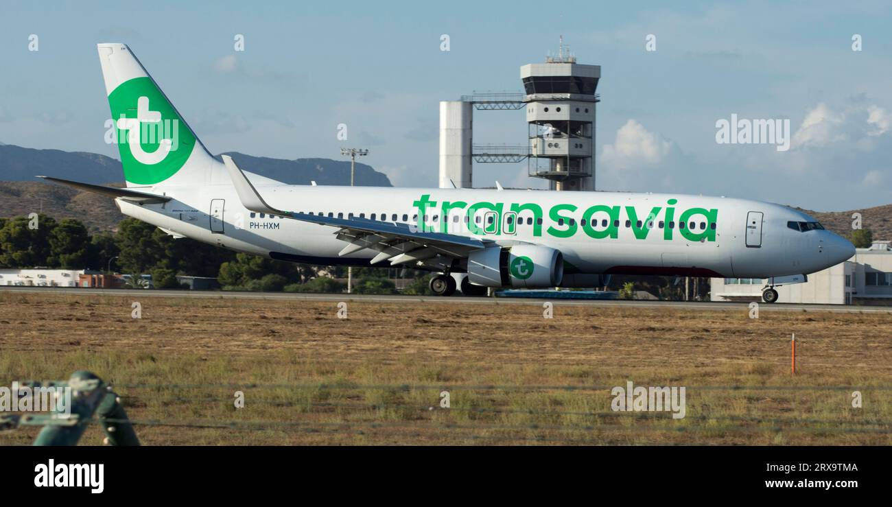 Avión de línea Boeing 737 de la aerolinea Transavia en el aeropuerto de Alicante Stock Photo