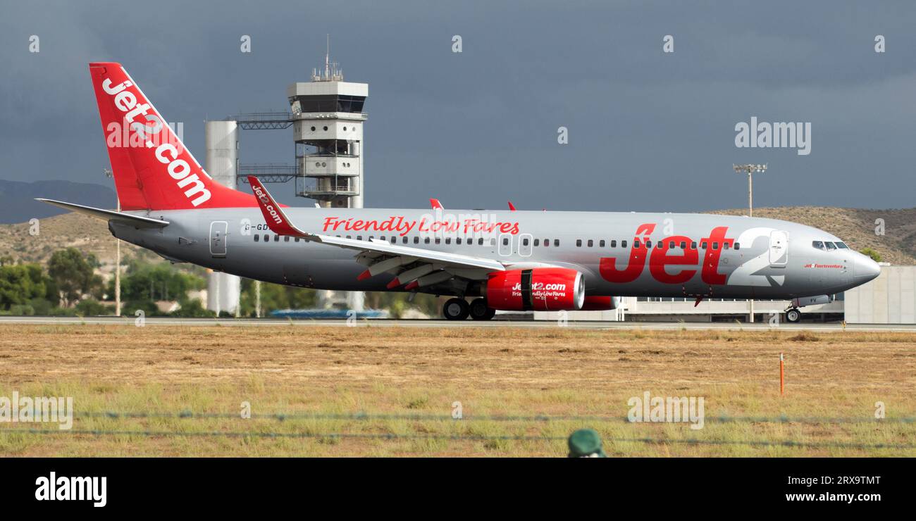 Avión de línea Boeing 737 de la aerolínea Jet2 aterrizando en el aeropuerto de Alicante Stock Photo