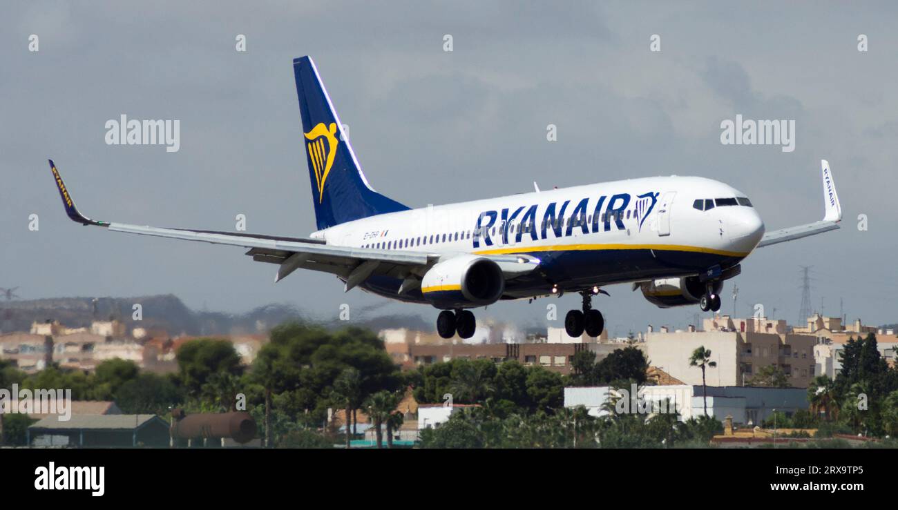 Avión de línea Boeing 737 de la aerolínea de bajo coste Ryanair aterrizando Stock Photo