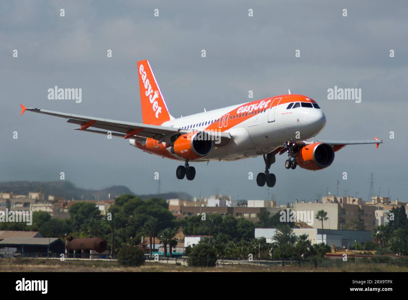 Avión de línea Airbus A319 de la aerolínea Easyjet aterrizando Stock Photo