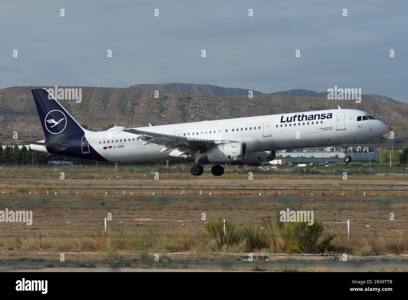 Avión de línea Airbus A321 de la aerolínea Lufthansa aterrizando Stock Photo