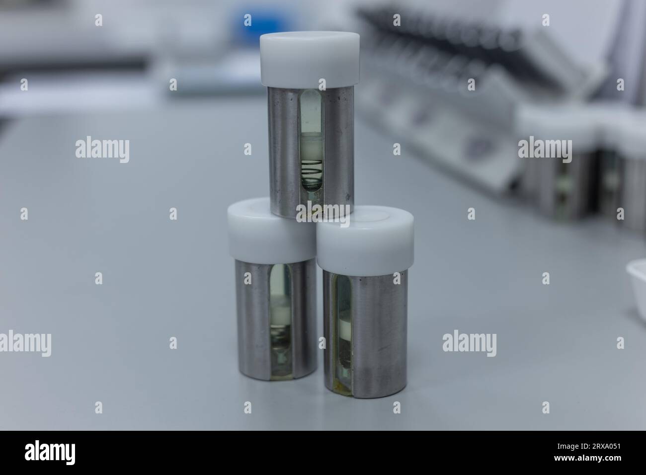 Equipment for specialized medical nuclear medicine laboratories. Ampoules, protective capsules