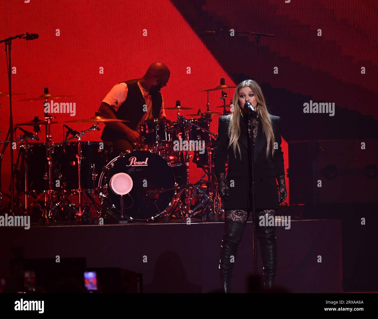 Las Vegas, USA. 23rd Sep, 2023. Kelly Clarkson performs during the iHeartRadio music festival at T-Mobile Arena on September 23, 2023 in Las Vegas, Nevada. (Photo by Bryan Steffy/Sipa USA) Credit: Sipa USA/Alamy Live News Stock Photo