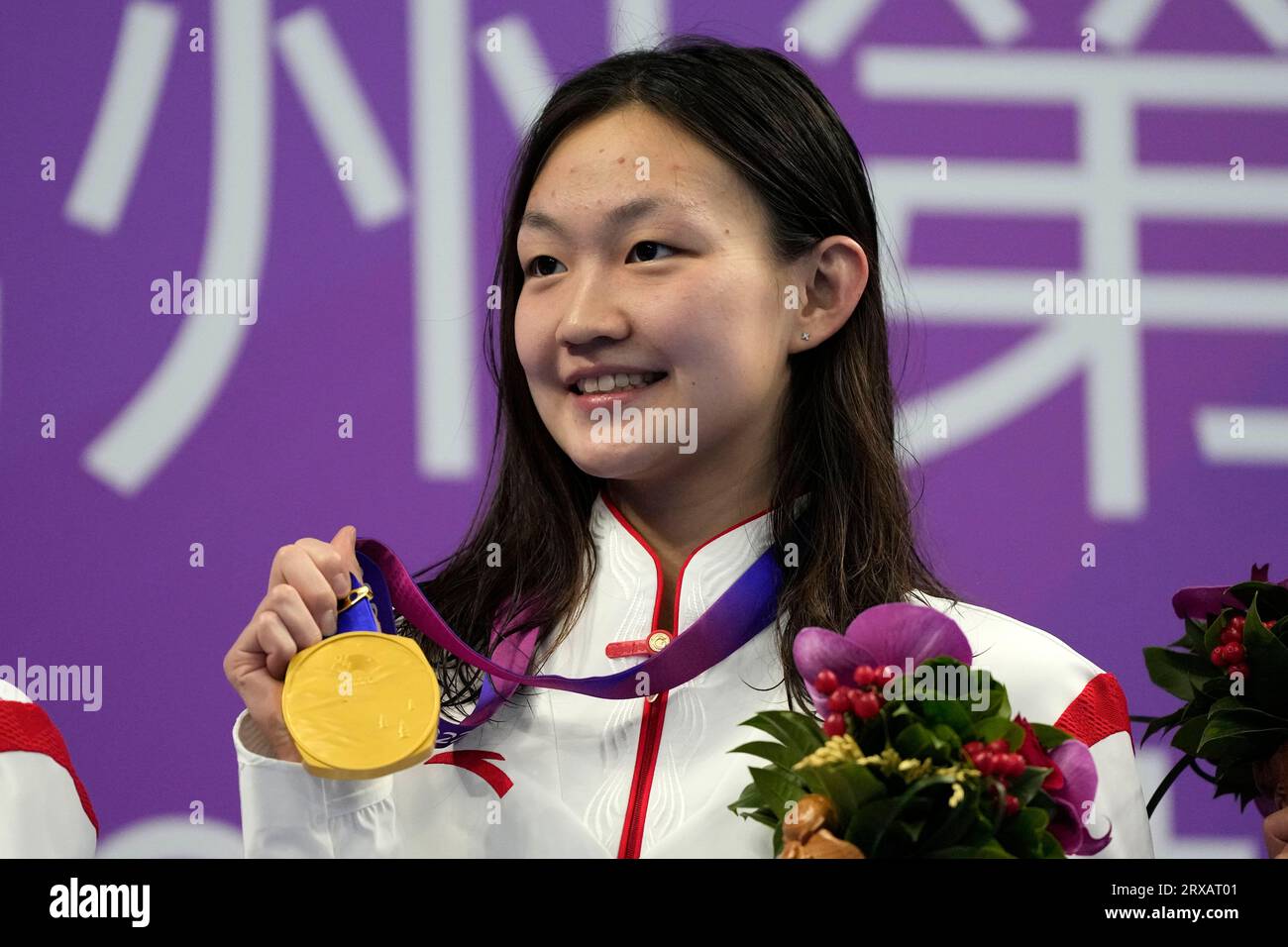 China's Li Bingjie celebrates with her gold medal during the victory ...