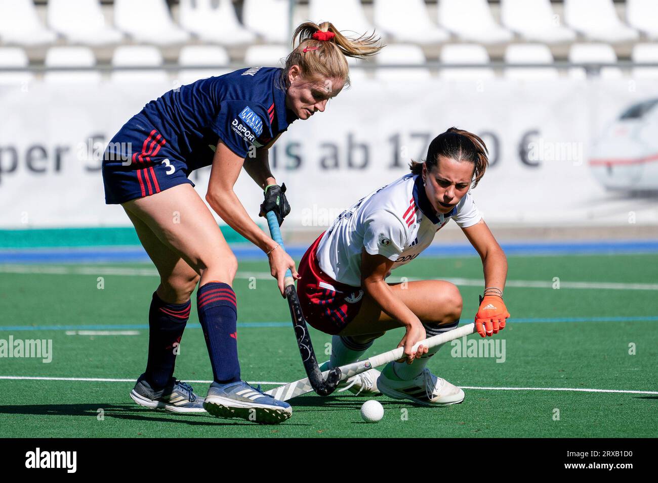 Mannheim, Deutschland. 24th Sep, 2023. v.li.: Annika Marie Sprink (DHC, 3), Carolin Seidel (MHC, 32), Zweikampf, Spielszene, Duell, duel, tackle, tackling, Dynamik, Action, Aktion, 24.09.2023, Mannheim (Deutschland), Hockey, 1. Bundesliga, Damen, Mannheimer HC - Düsseldorfer HC/dpa/Alamy Live News Stock Photo