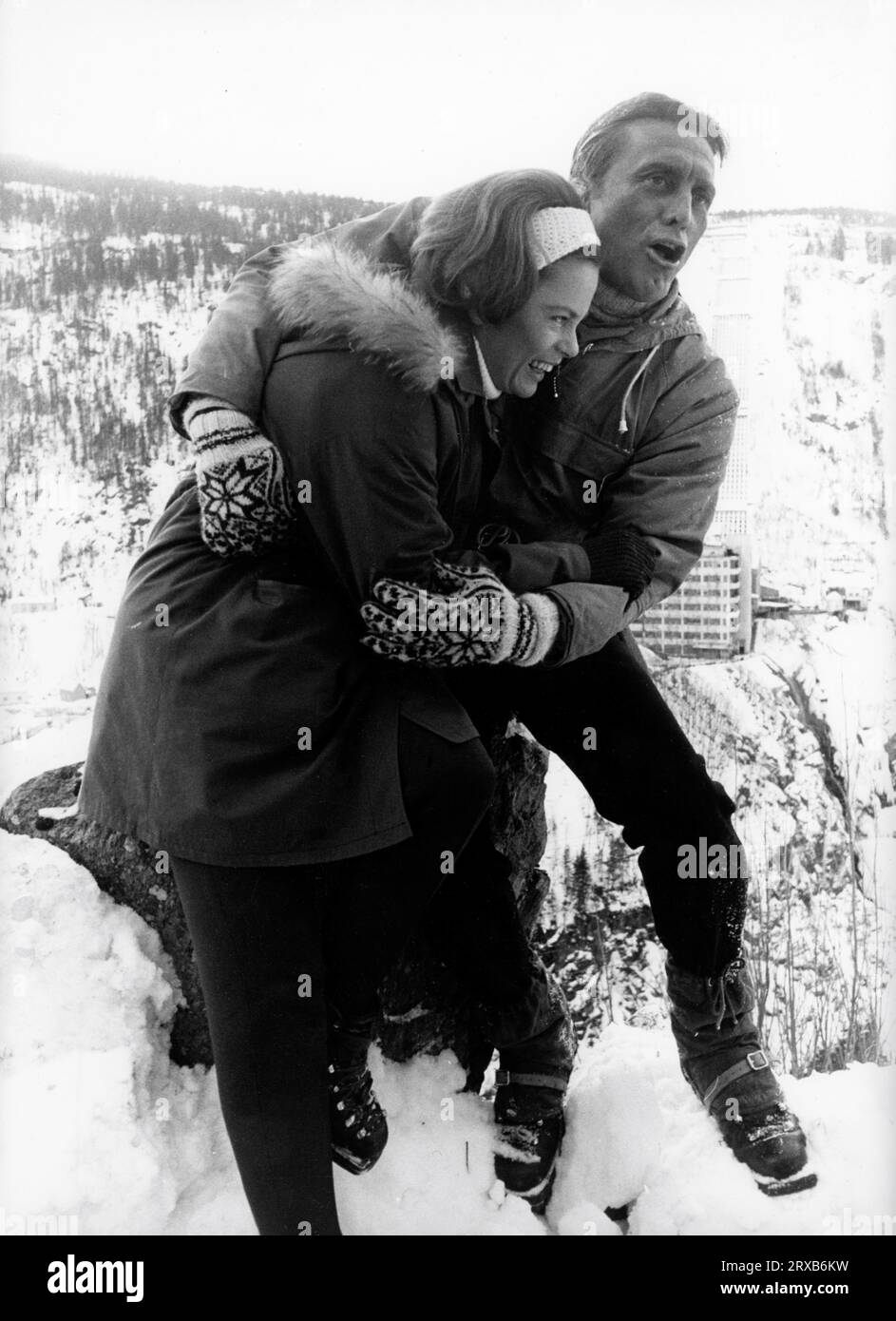 KIRK DOUGLAS and ULLA JACOBSSON on set location candid in Norway during filming of THE HEROES OF TELEMARK 1965 director ANTHONY MANN novel Knut Haukelid and John Drummond screenplay Ivan Moffat and Ben Barzman and (uncredited) Harold Pinter music Malcolm Arnold Benton Film Productions / Rank Film Distributors (UK) - Columbia Pictures (US) Stock Photo