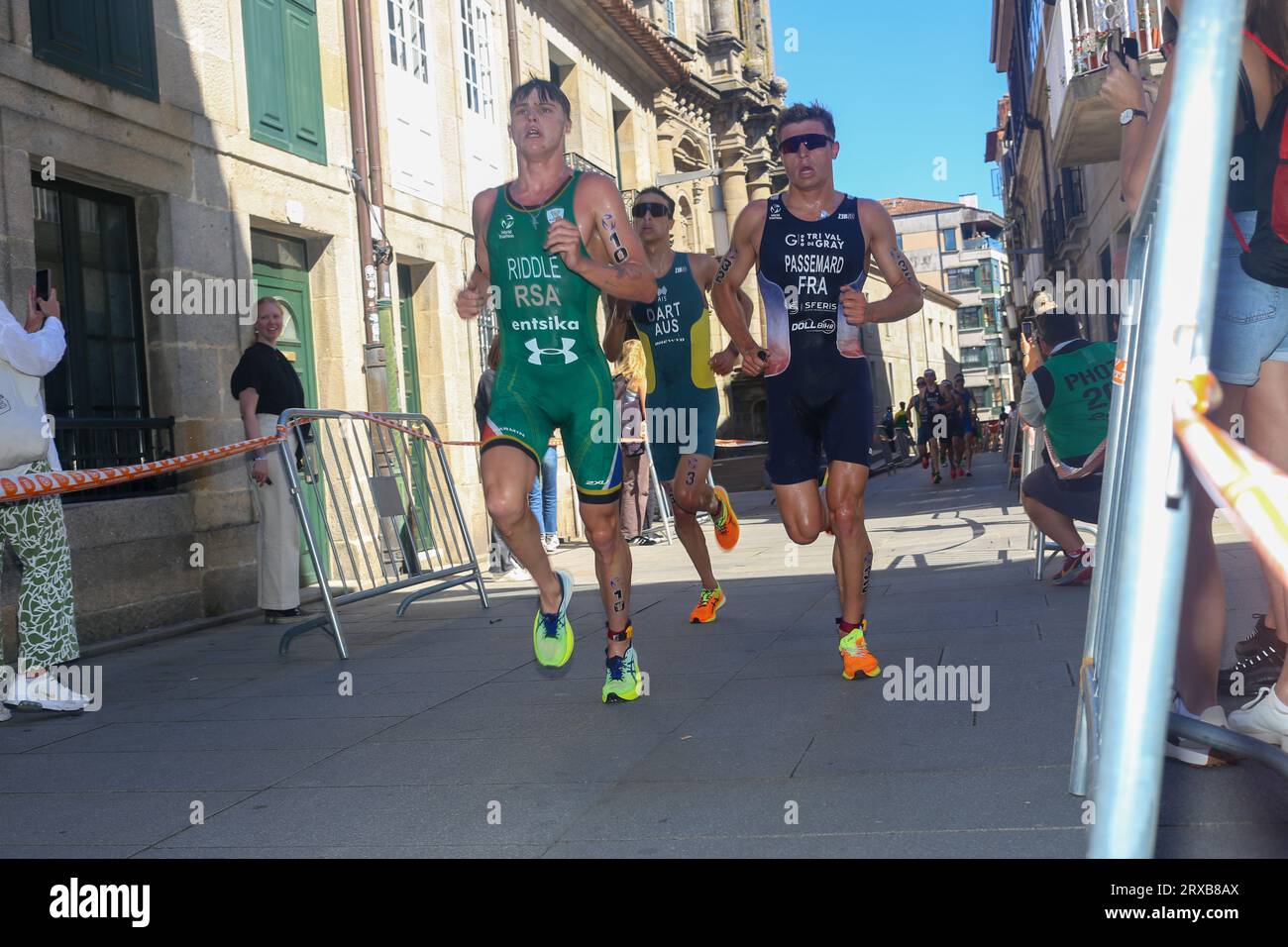 Pontevedra, Spain. 23rd Sep, 2023. Pontevedra, Spain, September 23, 2023: South African triathlete Jamie Riddle (L) leads a group of the athletics event during the 2023 Men's U23 Triathlon World Championships, on September 23, 2023, in Pontevedra, Spain. (Photo by Alberto Brevers/Pacific Press) Credit: Pacific Press Media Production Corp./Alamy Live News Stock Photo