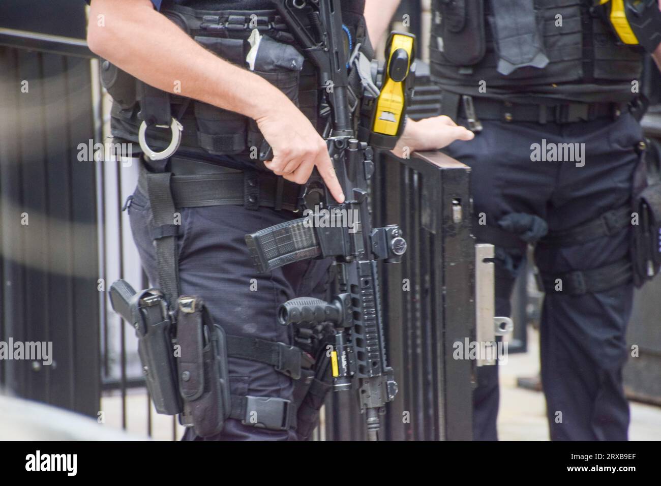 London, England, UK. 24th Sep, 2023. Armed police officers in Westminster. Dozens of Metropolitan Police firearms officers are reportedly refusing to go on armed duty, after an unnamed officer was charged with the murder of Chris Kaba. The majority of police officers in London do not carry weapons and only specialist firearms officers are authorised to do so. (Credit Image: © Vuk Valcic/ZUMA Press Wire) EDITORIAL USAGE ONLY! Not for Commercial USAGE! Stock Photo
