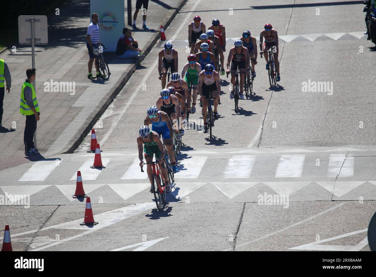 Pontevedra, Galicia, Spain. 23rd Sep, 2023. Pontevedra, Spain, September 23, 2023: South African triathlete Jamie Riddle leads a peloton during the 2023 Men's U23 Triathlon World Championships, on September 23, 2023, in Pontevedra, Spain. (Credit Image: © Alberto Brevers/Pacific Press via ZUMA Press Wire) EDITORIAL USAGE ONLY! Not for Commercial USAGE! Stock Photo
