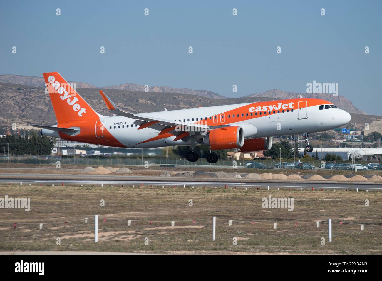 Avión de línea Airbus A320Neo de Easyjet aterrizando en Alicante Stock Photo