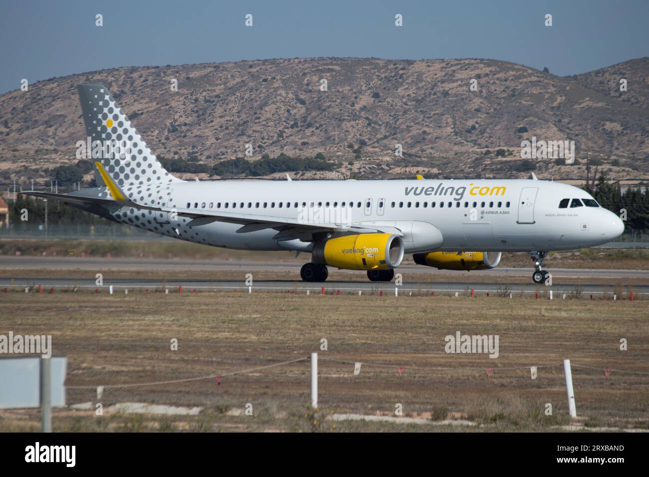 Avión de línea Airbus A320 de Vueling en el aeropuerto de Alicante Stock Photo