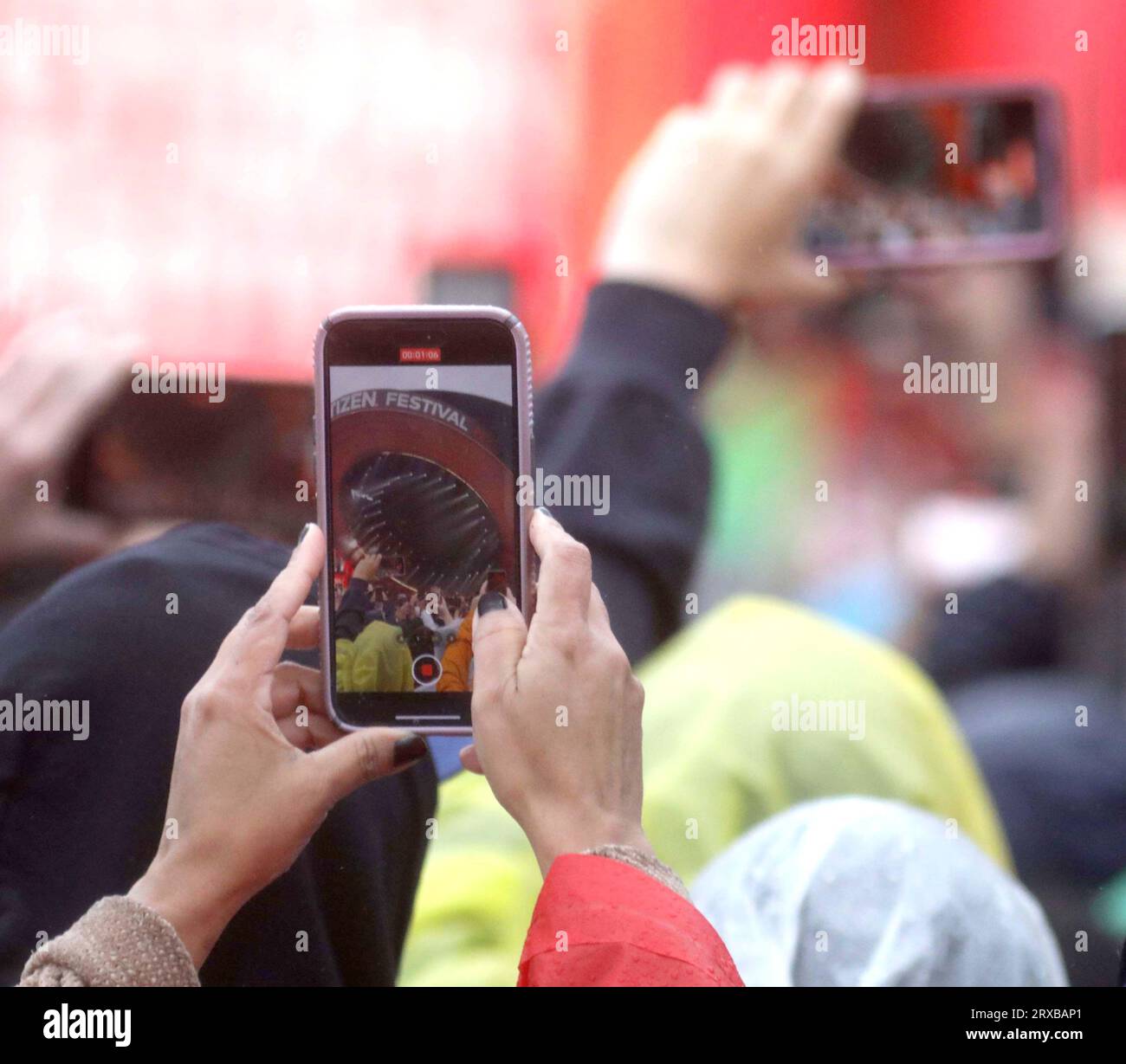 September 23, 2023, New York, New York, USA: A concert goer takes video with a cellphone, seen at the 2023 NYC Global Citizen Festival held at the Great Lawn in Central Park in the rain. (Credit Image: © Nancy Kaszerman/ZUMA Press Wire) EDITORIAL USAGE ONLY! Not for Commercial USAGE! Stock Photo