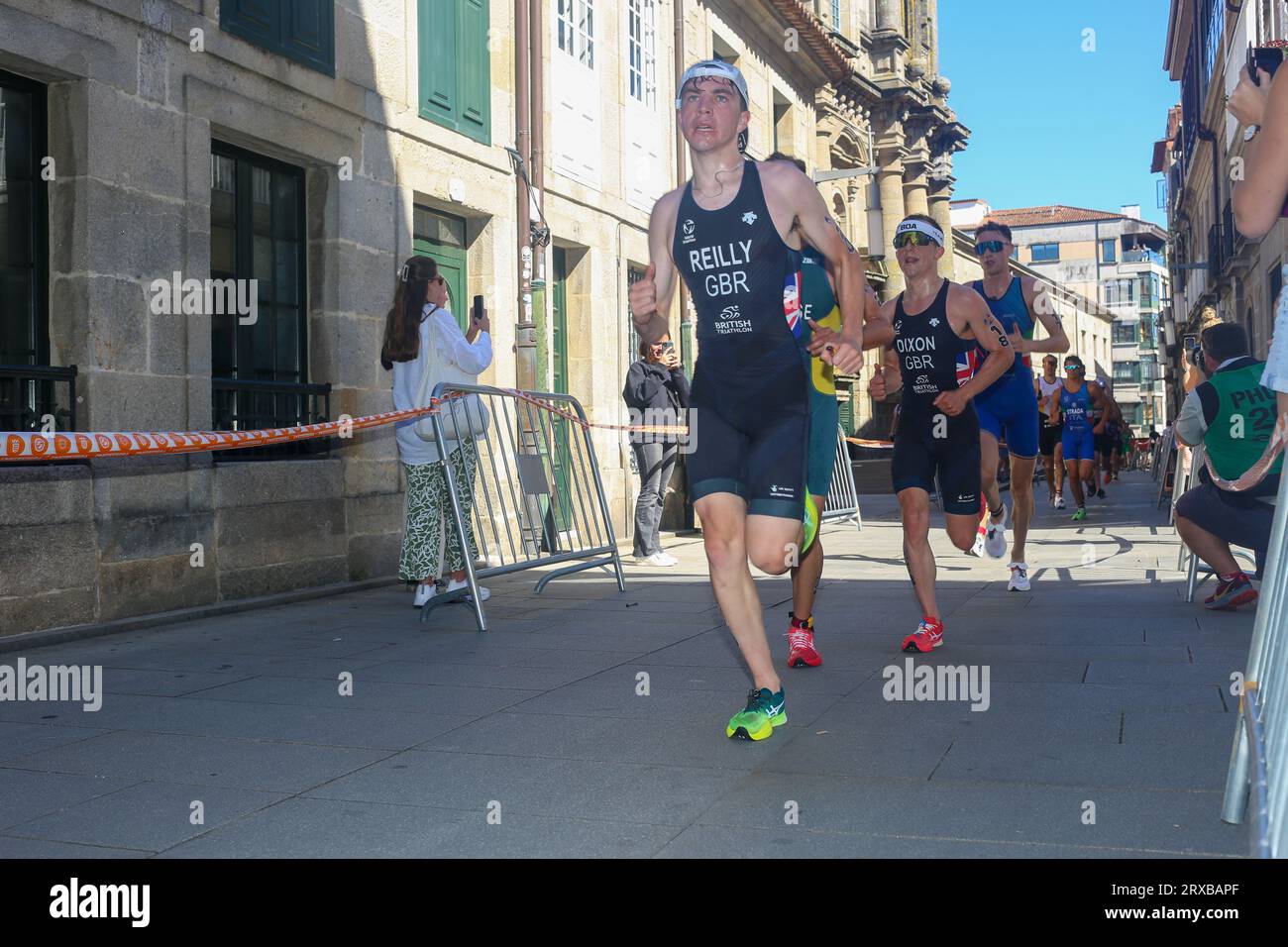 Pontevedra, Galicia, Spain. 23rd Sep, 2023. Pontevedra, Spain, September 23, 2023: British triathlete Hamish Reilly leads a group of the athletics event during the 2023 Men's U23 Triathlon World Championships, on September 23, 2023, in Pontevedra, Spain. (Credit Image: © Alberto Brevers/Pacific Press via ZUMA Press Wire) EDITORIAL USAGE ONLY! Not for Commercial USAGE! Stock Photo