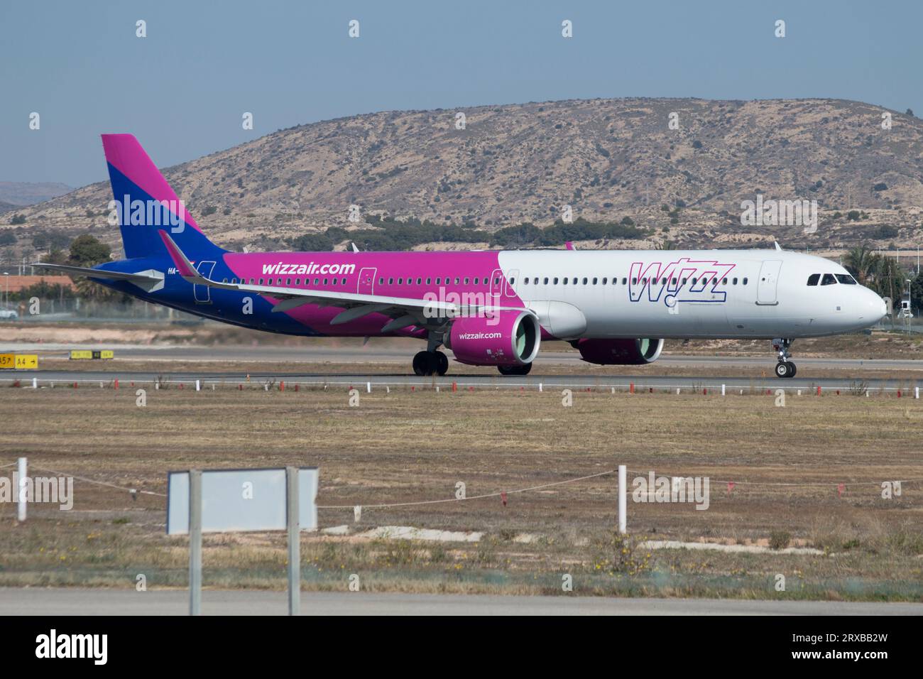 Avión de línea Airbus 321-271NX de Wizz Air en Alicante Stock Photo