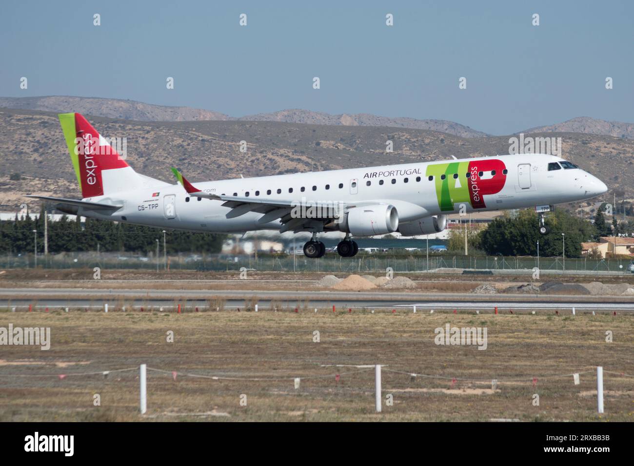 Avión de línea ERJ-190 de TAP Express aterrizando en Alicante Stock Photo