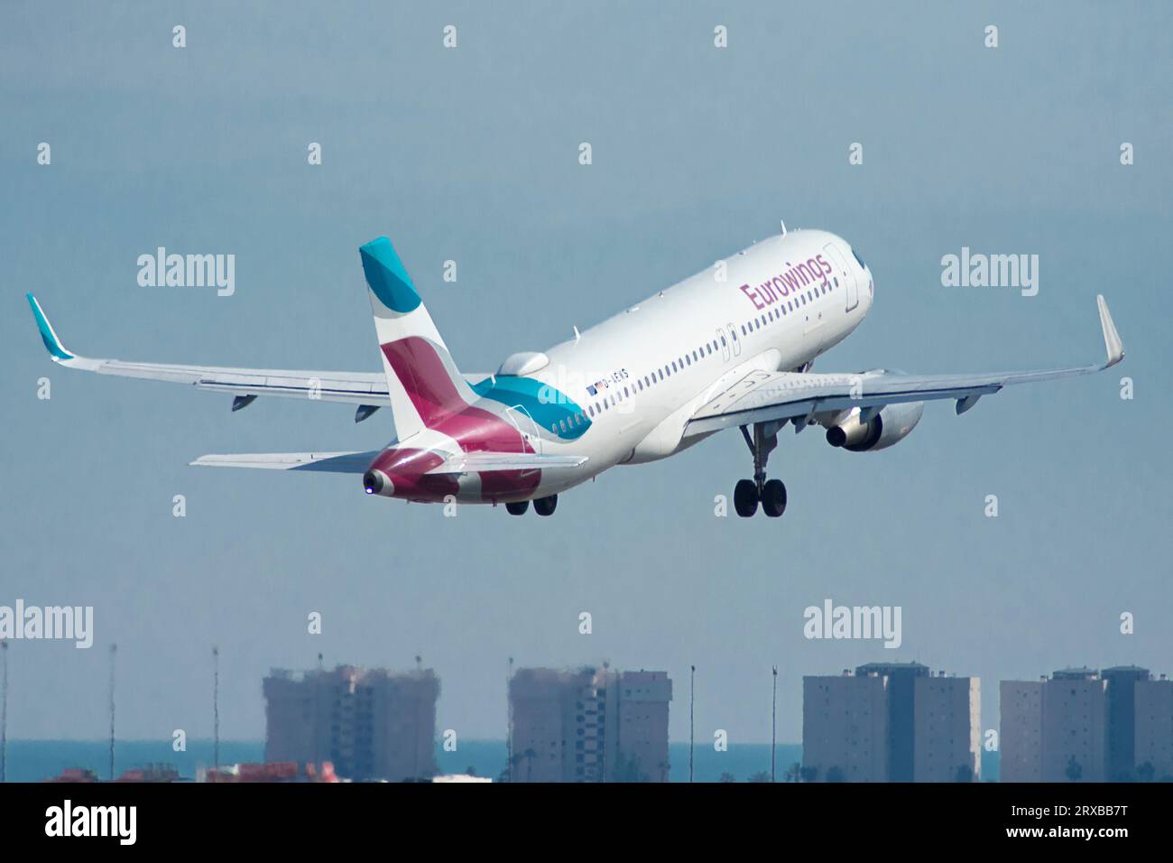 Avión de línea Airbus A320 de Eurowings despegando en Alicante Stock Photo