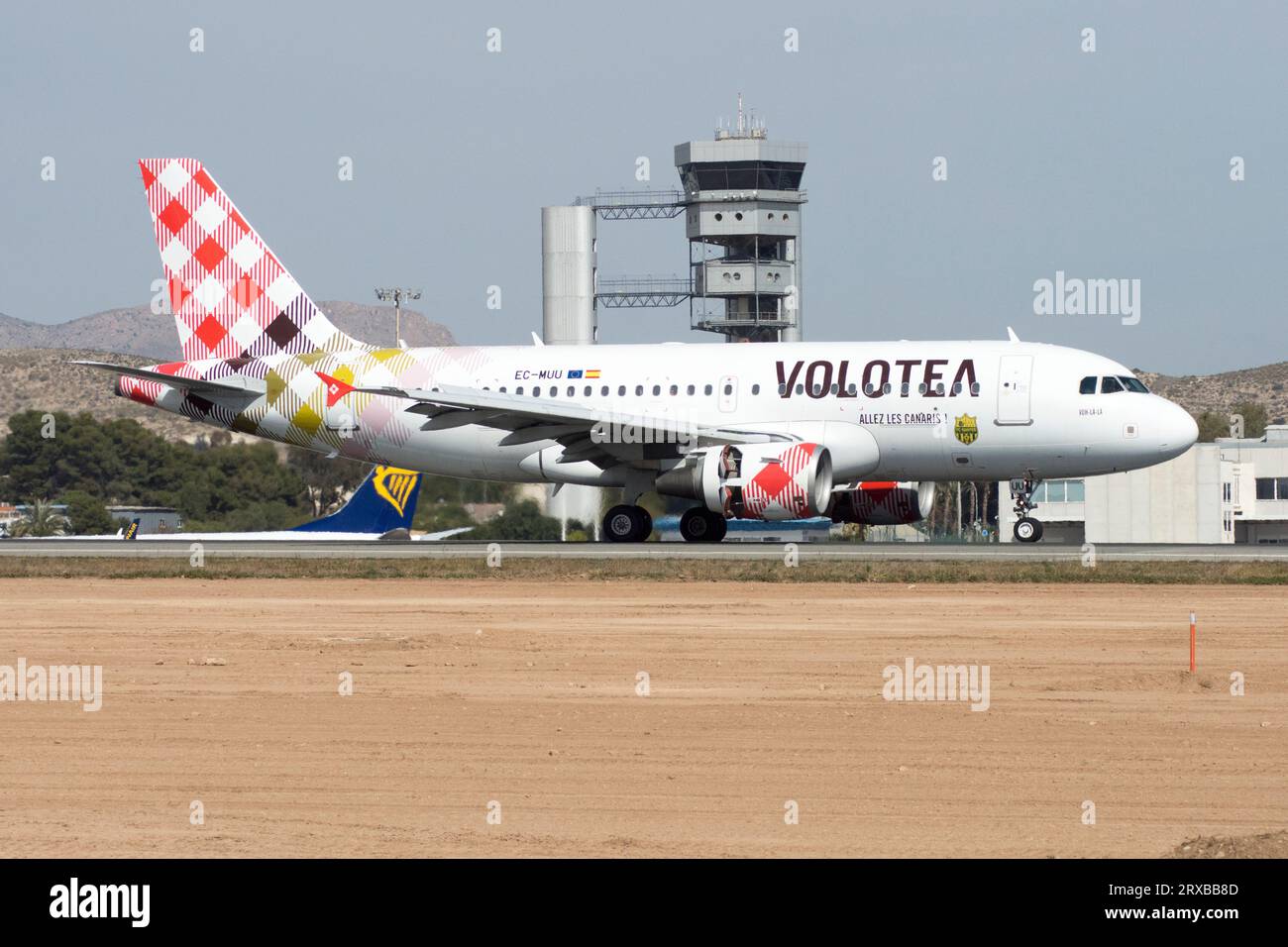 Avión de línea Airbus A319 aterrizando en Alicante Stock Photo