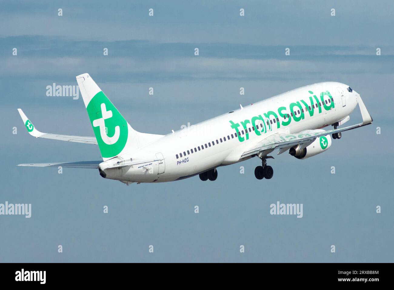 Avión de línea Boeing 737 de la aerolínea Transavia despegando Stock Photo