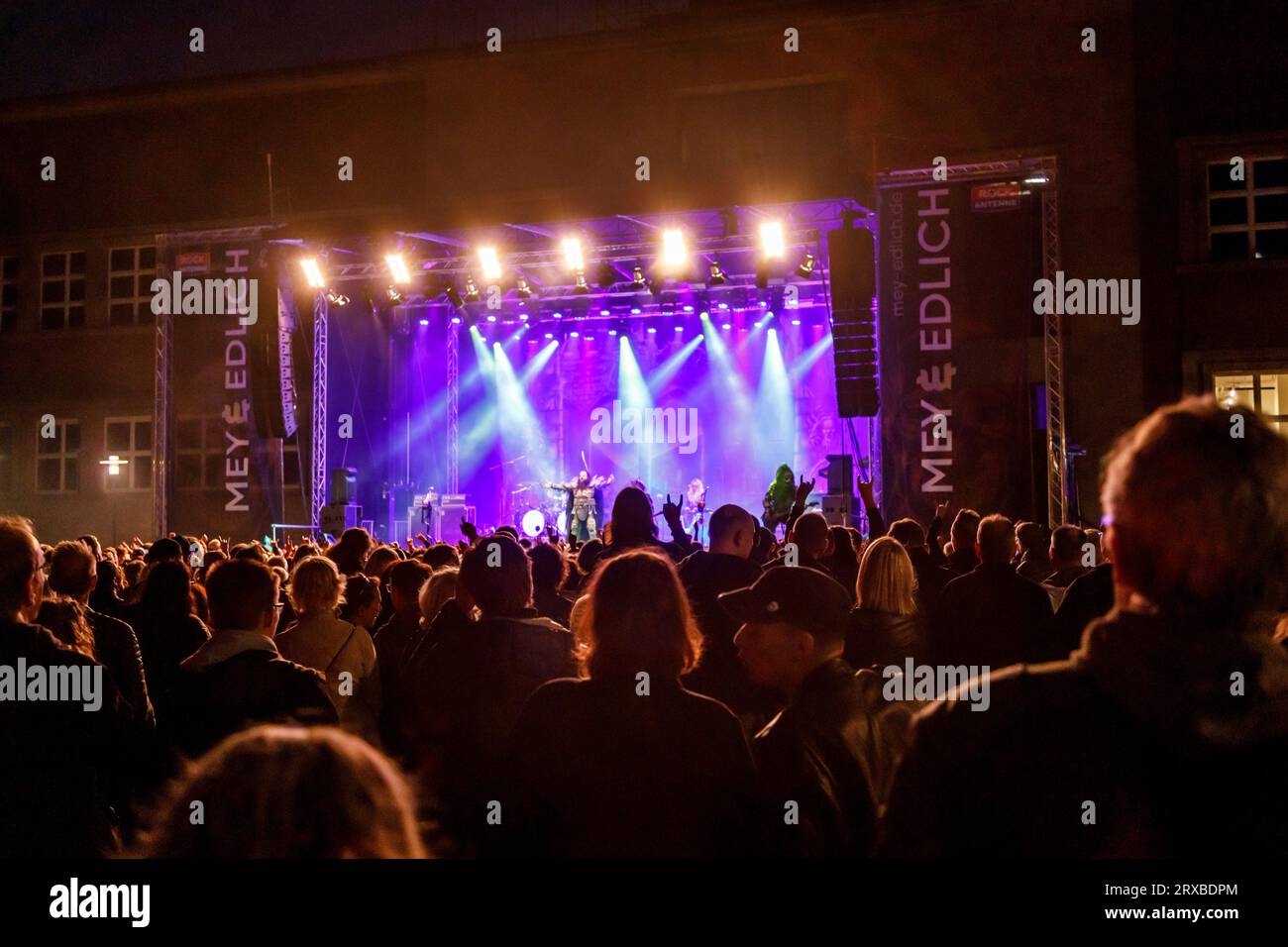 Bühnenoutfit hires stock photography and images Alamy