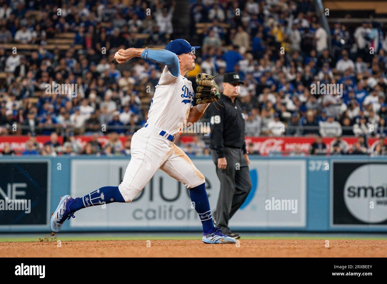 Los Angeles Dodgers shortstop Enrique Hernandez (8) throws to first base during a MLB game against the San Francisco Giants, Friday, September 22, 202 Stock Photo