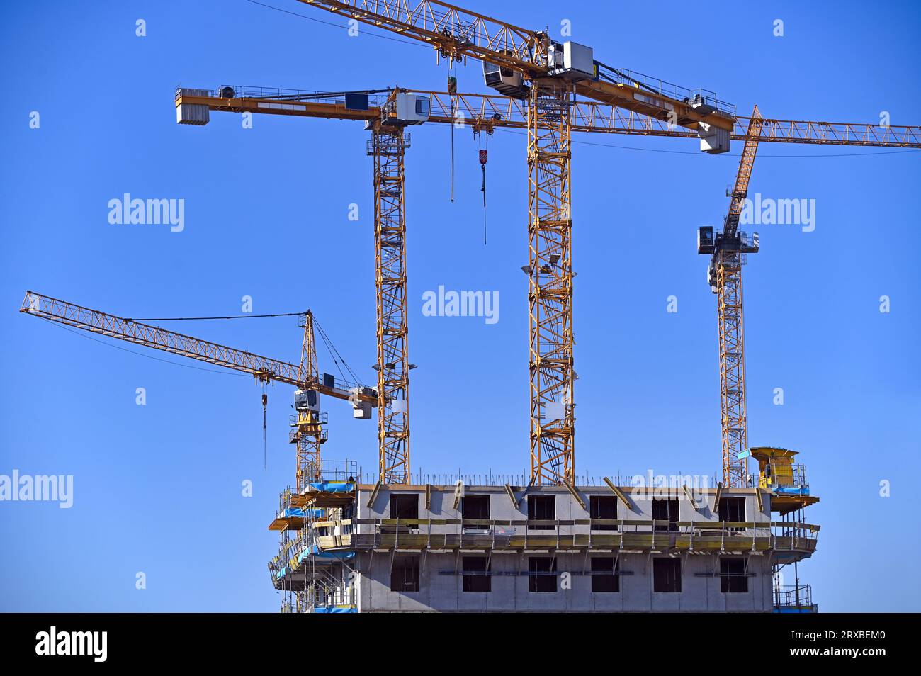 Tall cranes constructions hi-res stock photography and images - Alamy