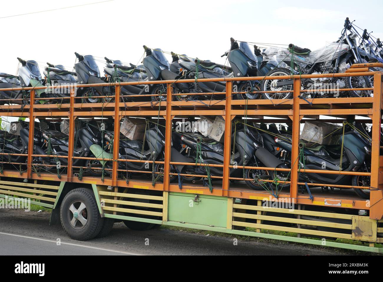 Automatic motorcycle transport truck with several floors that can