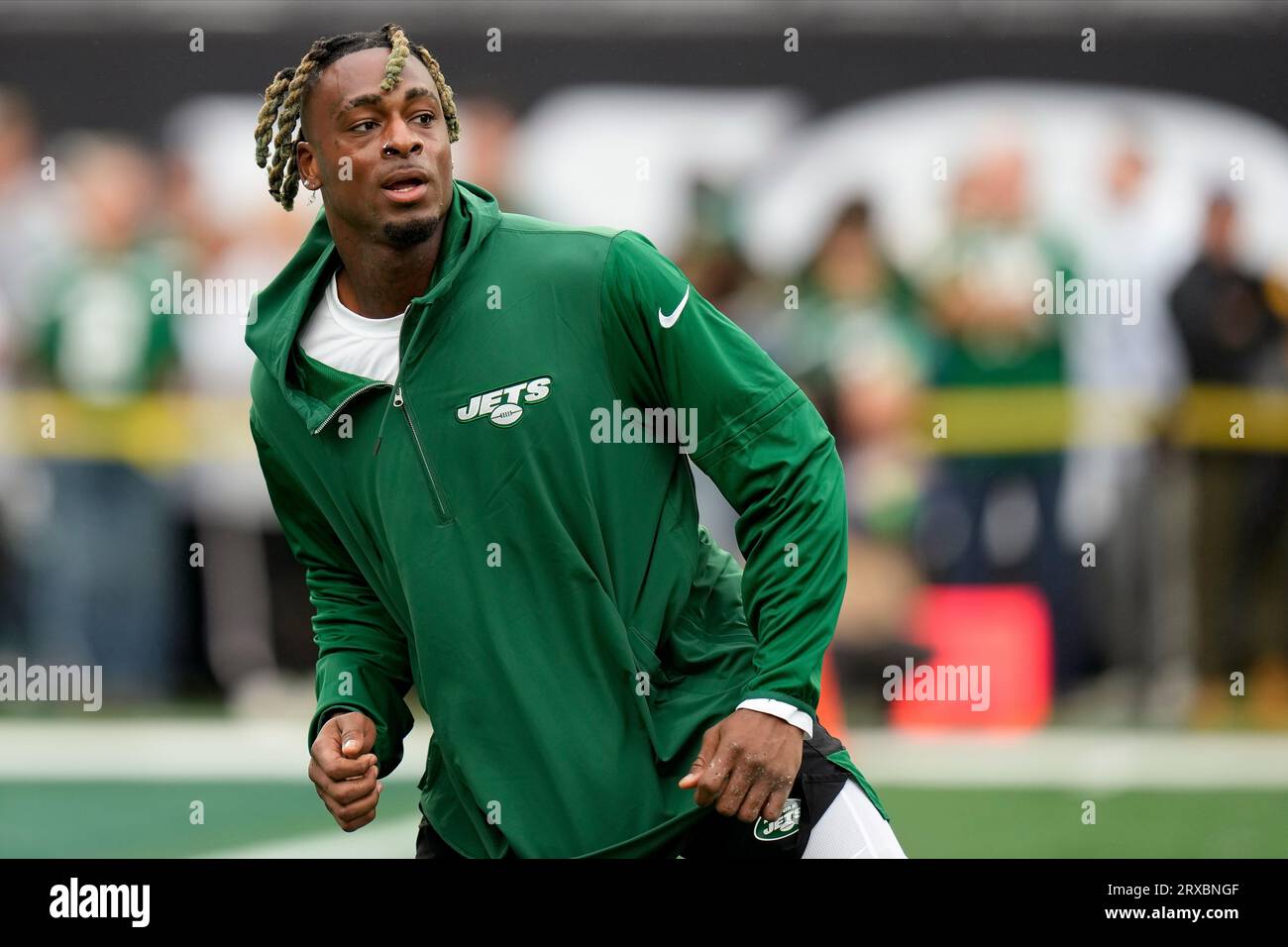 New York Jets defensive end Will McDonald IV warms up before playing ...